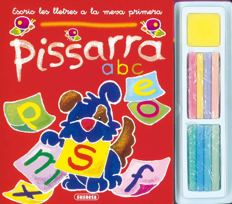Escric les lletres a la meva primera pissarra